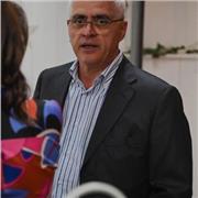 Insegnante impartisce lezioni di percussioni latine